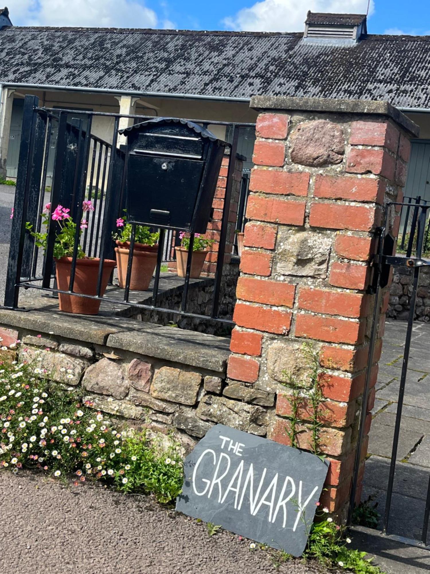 The Granary Villa Abergavenny Bagian luar foto